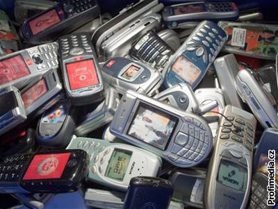 Recyklace starých mobil je stále aktuálnjí
