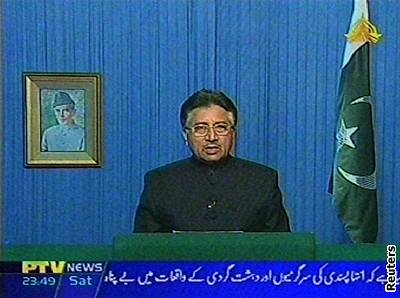 Pákistánský prezident Parvíz Muaraf vyhlásil výjimený stav v televizním projevu.