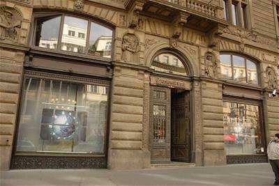ivnobanka vznikla v roce 1868 za Rakouska-Uherska. V pondlí 5. listopadu 2007 zmizela z trhu. Její zákazníci budou napít vyizovat své záleitosti na pepákách UniCredit Bank.