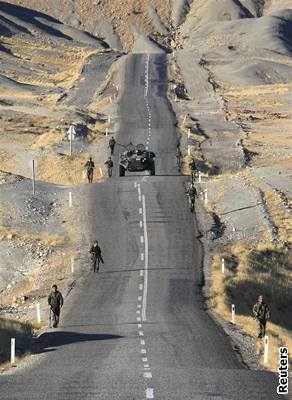 Turetí vojáci patrolují na hranicích s Irákem