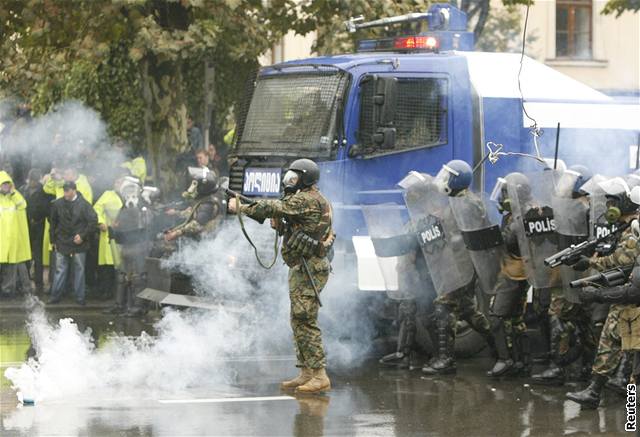 Policie se snaí rozehnat demonstraci v Gruzii, 7. listopadu 2007