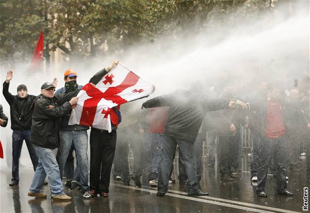 Policie se snaí rozehnat demonstraci v Gruzii, 7. listopadu 2007