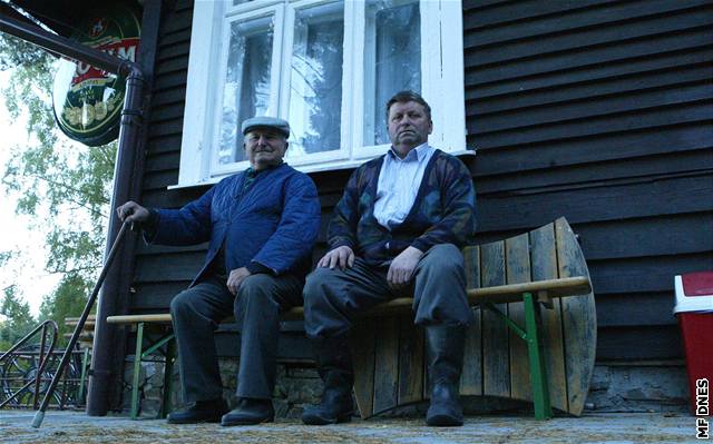 Kazymier Dudek s otcem Stanislavem sedí pod oknem místnosti, kde odpoíval velitel tábora Rudolf Höss.