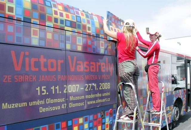 Reklamní autobus výstavy Victora Vasarelyho