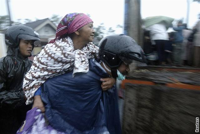 Sopka Mount Kelud ohrouje více ne ti sta tisíc lidí.