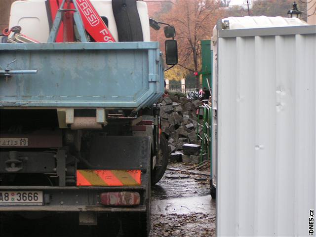 Ulice, kterými mají jít neonacisté a jejich odprci, zatím pipomínají spí sklad munice pipravené k bitce. Na snímku Behová.