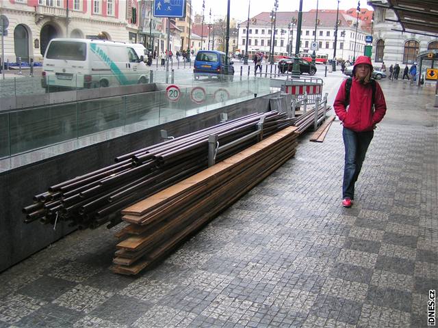 Ulice, kterými mají jít neonacisté a jejich odprci, zatím pipomínají spí sklad munice pipravené k bitce. Na snímku Behová.