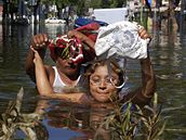 Obyvatelé Villahermosy v zaplavených ulicích metropole