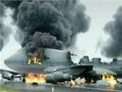 První Boeing 747 skonil v plamenech na ranveji, druhý byl nalezen a desítky minut pozdji