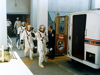 Nstup americkch kosmonaut do autobusu, kter je odveze k raket