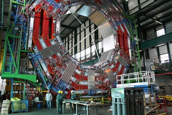 CERN - pohled na rozpracovaný urychlova LHC