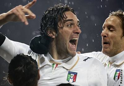 Itálie: Luca Toni slaví gól