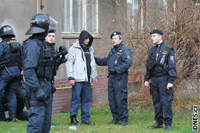 Nejvtí skupinu neonacist  zadrela policie ve Vysoanech.