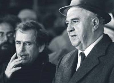 Ladislav Adamec s Václavem Havlem na Letné v roce 1989.