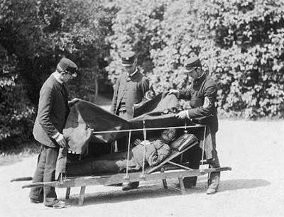 Lehátko s pacientem. Historická fotografie praské záchranky.