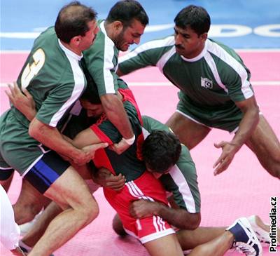 Takhle se dnes hraje kabaddi na top level: pákistántí hrái versus bangladéský kapitán, 2006