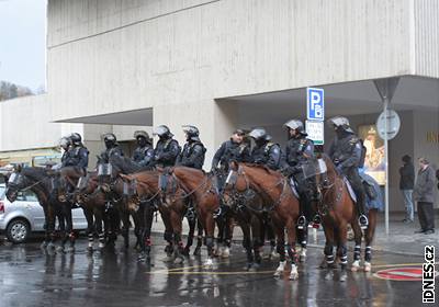 Policie u hotelu Intercontinental