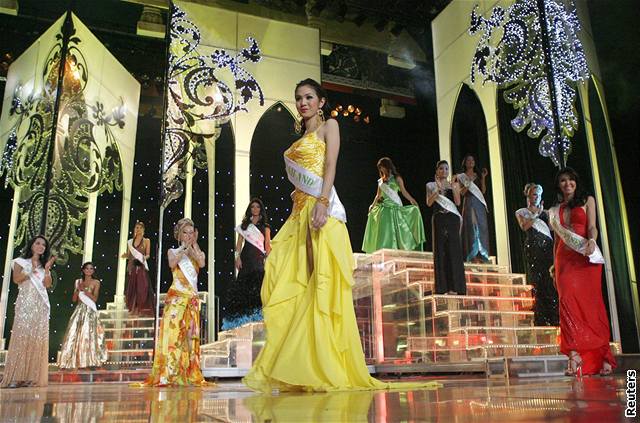 Finalistky soute o transsexuální královnu krásy Miss International Queen 2007 s vítzkou Tanyarat Jirapatpakonovou v ele