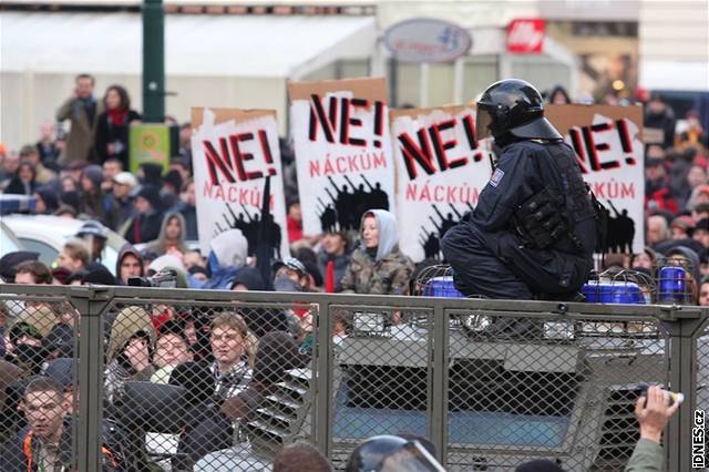 Anarchisté ped policejními zátarasy