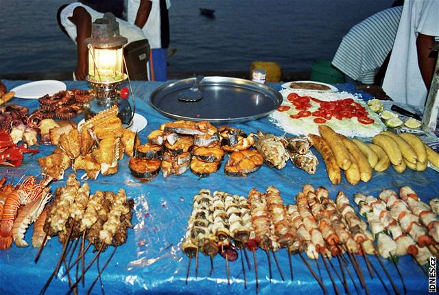 Z veerní nabídky grilovaných ryb na plái v Zanzibar City pecházejí oi.