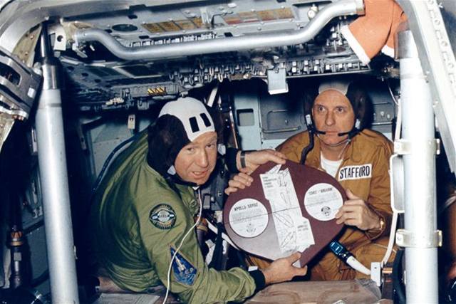 Leonov a Stafford na palub Apolla montují spolený znak.