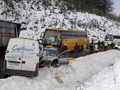 Podle svdk nabouralo nejprve jedno auto a  ostatní idii se srazili, kdy se na nj dívali.