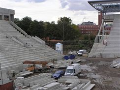 Severovchodn roh stadionu, bude dokonen po monti ocelov kce stechy