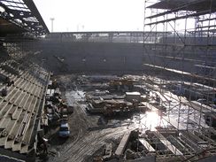 Leen nad severn tribunou, vlevo vchodn a vzadu jin tribuna