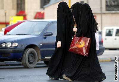 Saúdská realita. Zahalené eny kráejí ulicemi Rijádu.