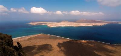 Lanzarote vás zajisté okouzlí svou magickou atmosférou a fascinuje jedineností pírodní scenérie.