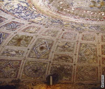 Objevená podzemní prohloubenina je vyzdobena moskými lasturami a mozaikou.