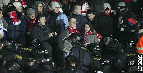 Rozvánný dav fanouk Spartaku musela steit policie. Vzpomínka na pedloský zápas Sparty.