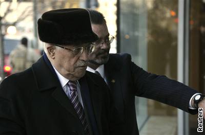 Palestinský prezident Abbás pijídí do washingtonského hotelu. Pvodní idea annapoliského jednání je podpoit jeho pozici mezi Palestinci