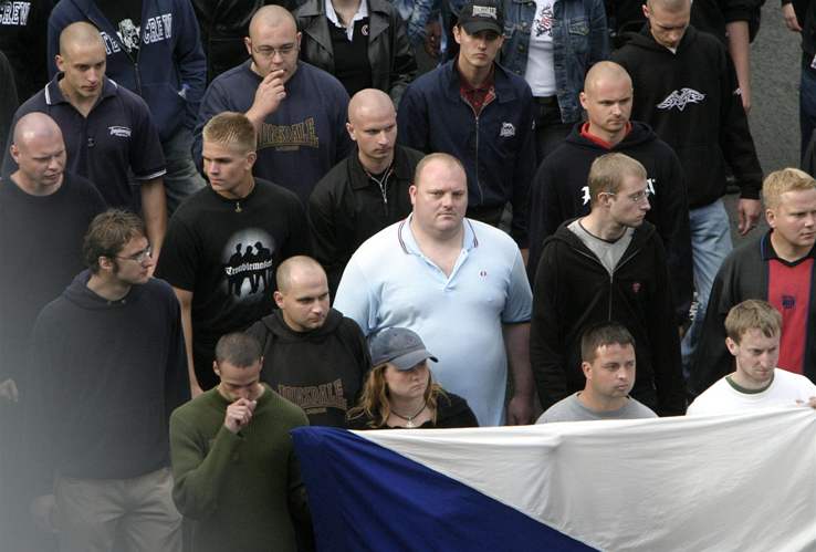 Dlostelec Martin Hrach (v brýlích) patí k vojákm, kteí se úastní neonacistických akcí a sleduje ho kvli tomu i policie. Na snímku z letoního roku je zachycen na tradiním neonacistickém pochodu v Most.