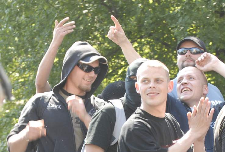 Dlostelec Martin Hrach (v brýlích) patí k vojákm, kteí se úastní neonacistických akcí a sleduje ho kvli tomu i policie. Na snímku z letoního roku je zachycen na tradiním neonacistickém pochodu v Most.