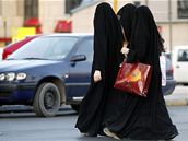 Saúdská realita. Zahalené eny kráejí ulicemi Rijádu.