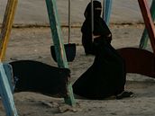 Saúdská ena, podle islámských zákon zahalená od hlavy a k pat. Ilustraní foto