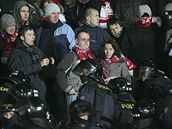 Rozvánný dav fanouk Spartaku musela steit policie. Vzpomínka na pedloský zápas Sparty.