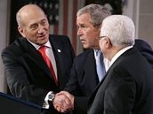 Olmert, Bush a Abbás si demonstrativn tesou rukama.