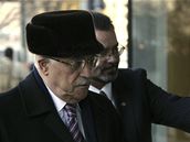 Palestinský prezident Abbás pijídí do washingtonského hotelu. Pvodní idea annapoliského jednání je podpoit jeho pozici mezi Palestinci