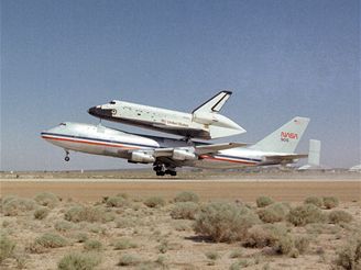 Boeing 747-SCA s Columbi odlt ze zkladny Edwards smrem na Floridu