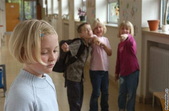 Chlapci po spoluácích chtli peníze, svainy a kolní pomcky. Vyhroovali jim násilím. Ilustraní foto.