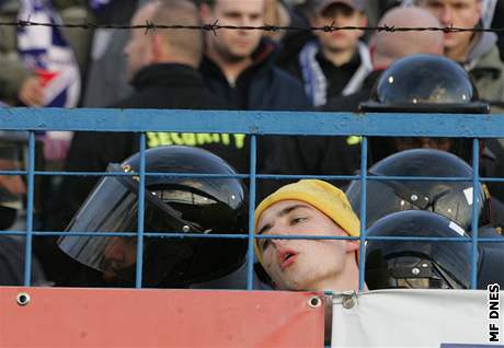 Policie viní fanouky z útoku na veejného initele a výtrnictví.