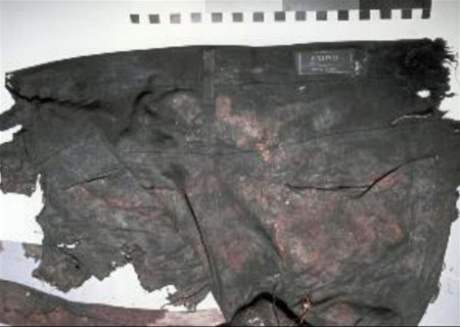 Zbytky kalhot nalezených u ostatk nedaleko Budevsi