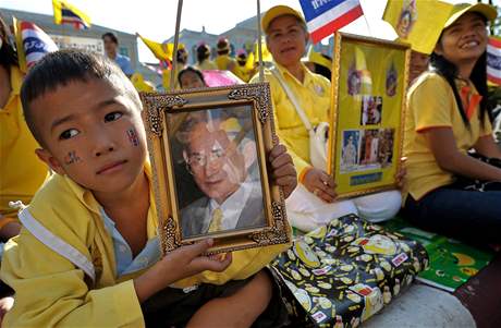Nejvtí zástup oslavujících Thajc se tradin schází u prezidentského paláce.