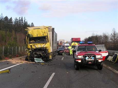 Ke sráce dvou kamion s pipletlo i osobní auto. Ilustraní foto