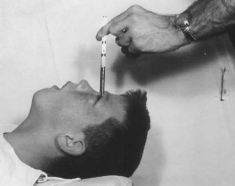 Howard Dull podstoupil v 60. letech lobotomii ve Spojených státech jako dvanáctiletý. Choval se nevhodn.