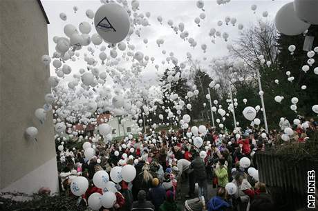 Do vzduchu naráz vylétlo 1998 balonk.