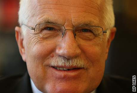 Václav Klaus se nejspí v boji o prezidentské keslo utká pouze s ekonomem Janem vejnarem. I on bude potebovat hlasy komunist.