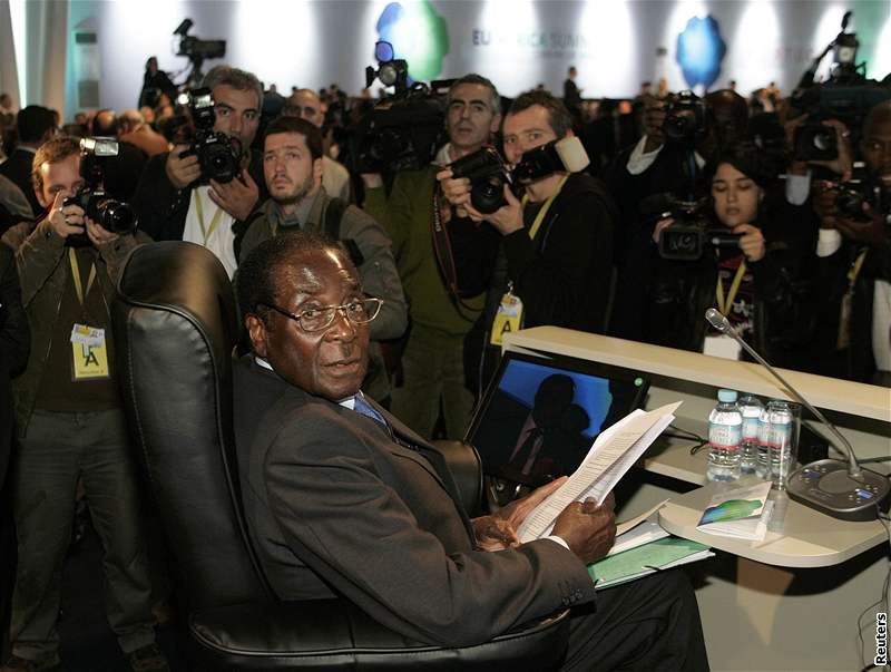 Robert Mugabe znárodnil farmy bílých farmá. Prosperující zemi tak dovedl ke krachu